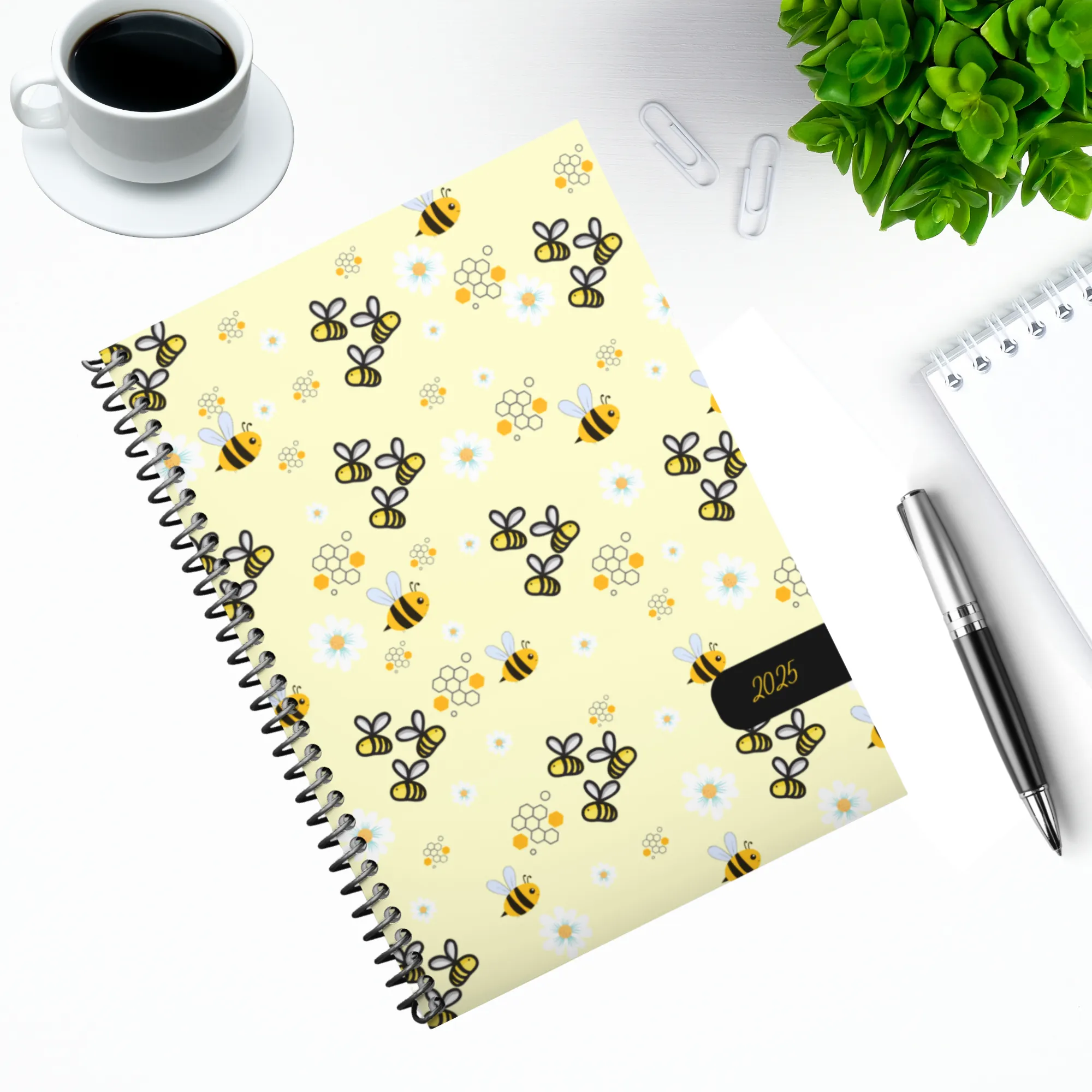 Weekly Planner 2025:  Honey Bees